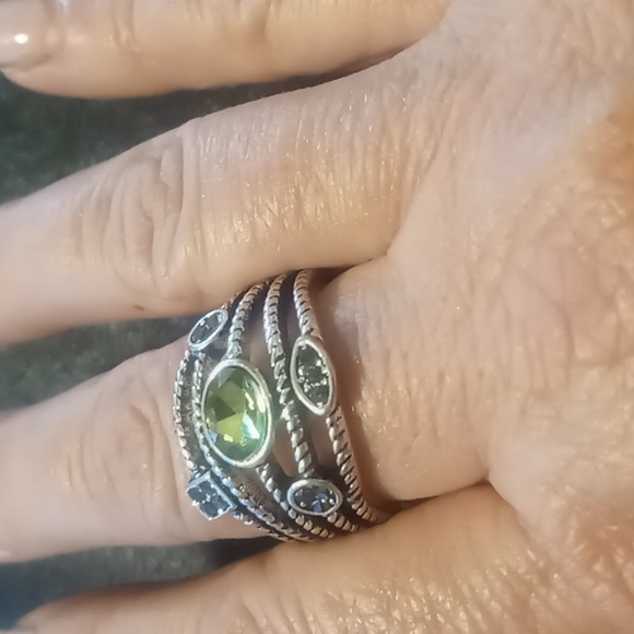 Bow bracelet with expandable bracelet and statement ring . Silver & green Stones - Picture 4 of 4